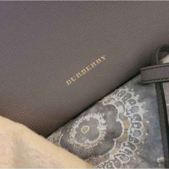 Burberry Banner Medium House Check Tote - Picture 4 of 7